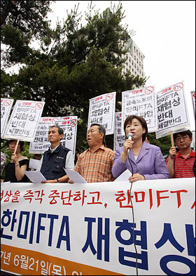 21일 한미 양국의 FTA 재협상이 시작된 가운데 한미FTA 저지 범국본이 협상장인 외교통상부 앞에서 재협상 중단을 촉구하고 있다. 